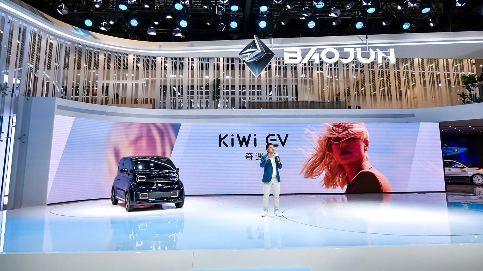 “奇遇”上海车展 BAOJUN KiWi EV摩登亮相