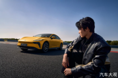 2025 款东风奕派 eπ007：重新定义 15 万级轿跑，驾驶乐