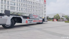 中国重汽与山东港口联合发布AI-V智能无人转运车